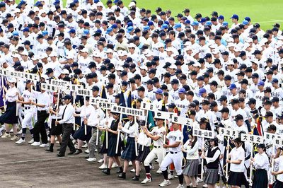 第１０８回全国高校野球選手権岐阜大会の開会式に臨む選手たち＝４日午前、岐阜市長良福光、ぎふしん長良川球場（撮影・堀尚人）