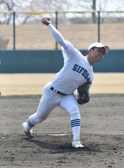４回から登板して流れを変え、無失点投球を繰り広げた県岐阜商のエース柴田蒼亮＝大野レインボー