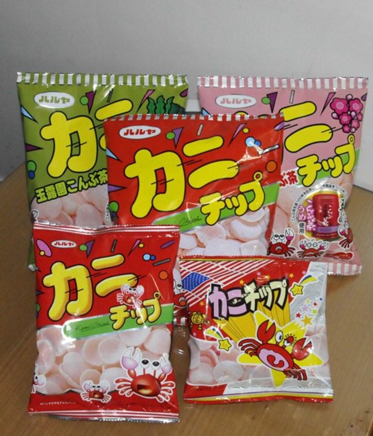 オリジナルの味のほか、こんぶ茶味などバラエティー豊かなカニチップ。発売から４０年を経ても、くせになる味にファンが多い