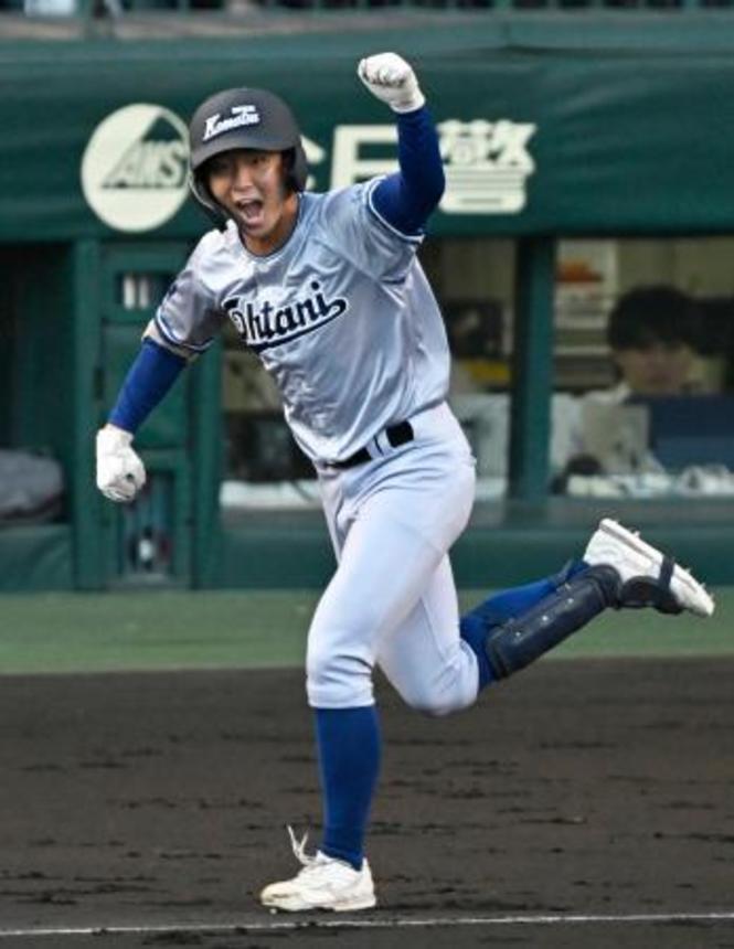 　創成館―小松大谷　１回表、先制打を放ちガッツポーズの小松大谷・江守＝甲子園