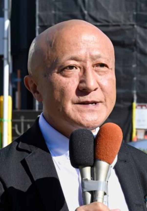 　新潟市長選が告示され、記者団の取材に応じる早武淳氏＝１１日午前、新潟市