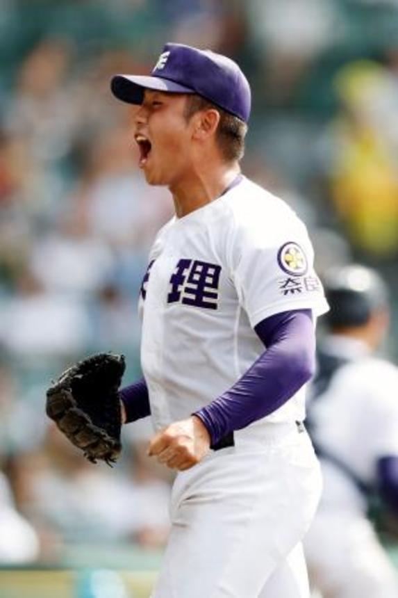 　天理―三重　７回裏、ピンチを切り抜け喜ぶ天理・橋本＝甲子園