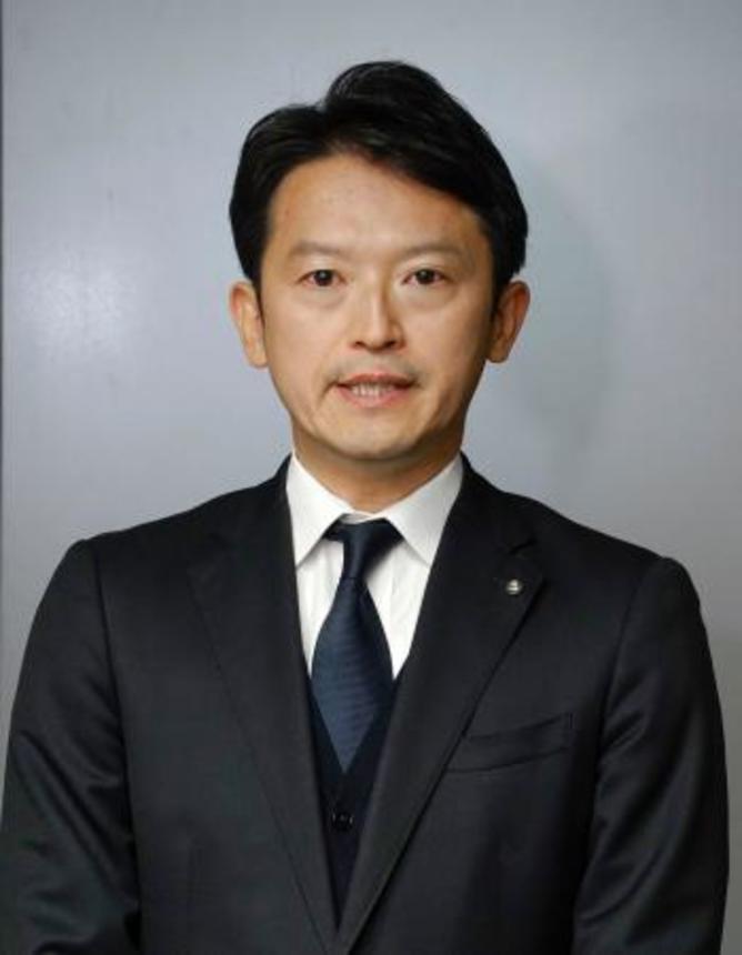 　兵庫県庁で取材に応じる斎藤元彦知事＝１３日午後