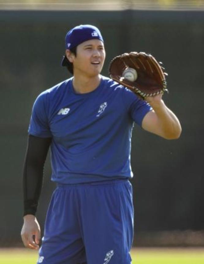 　キャッチボールするドジャース・大谷＝グレンデール（共同）