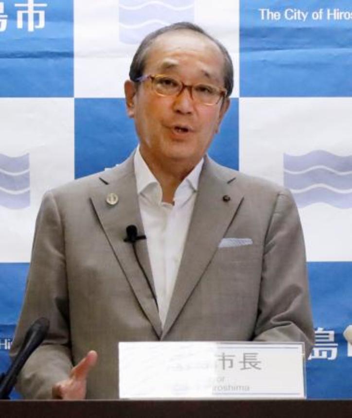 　定例記者会見でトランプ米大統領の発言について言及する広島市の松井一実市長＝２日午前、広島市役所