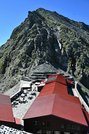 北アルプスの稜線上に立つ穂高岳山荘。奥は奥穂高岳＝今月１１日、岐阜・長野県境