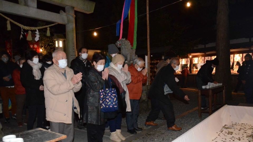 静かに手を合わせる参拝客＝中津川市えびす町、西宮神社