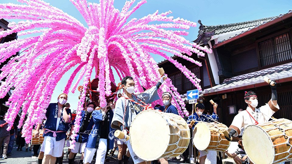 ３年ぶりにうだつの上がる町並みを威勢良く練り歩く花みこし＝３日午前１０時４１分、美濃市泉町