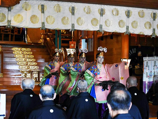 粛々と営まれた秋の高山祭の神事＝高山市桜町、桜山八幡宮
