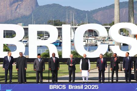 　ＢＲＩＣＳ首脳会議で写真に納まる各国の代表＝６日、ブラジル・リオデジャネイロ（共同）