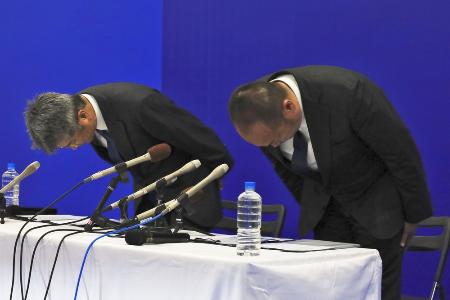 　記者会見で謝罪するモンテディオ山形の相田健太郎社長（右）＝４月、山形県天童市