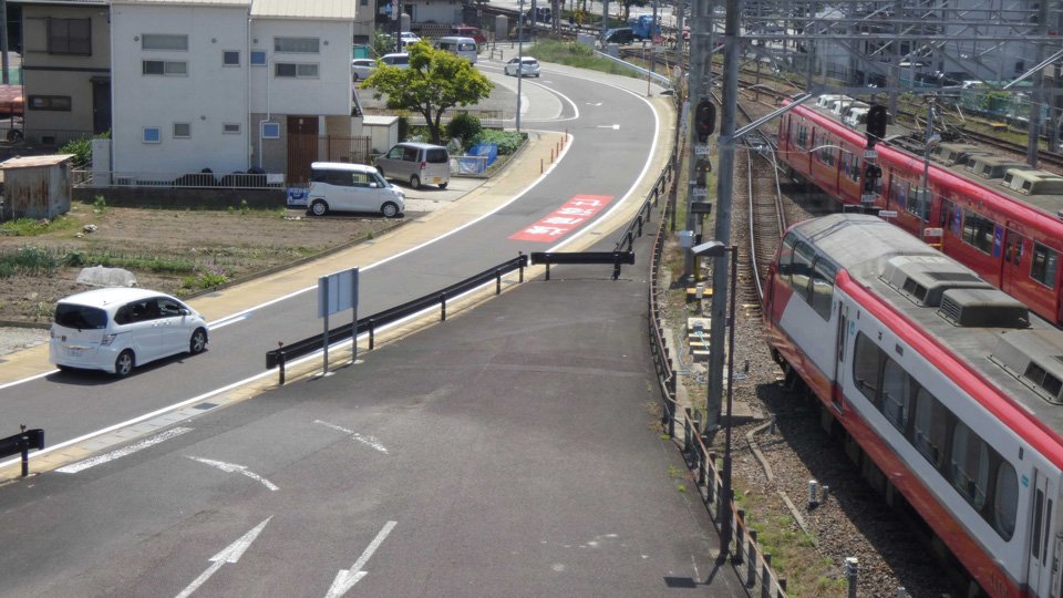 名鉄線から分かれるようにカーブする道路。連絡線の跡に整備されたという＝各務原市鵜沼南町