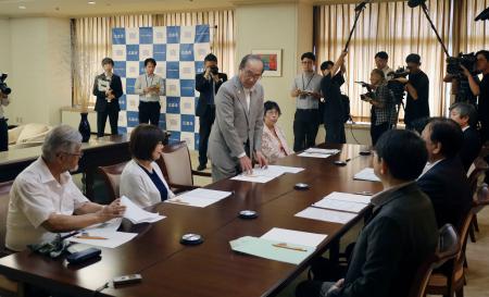 　広島市役所で開かれた平和宣言の内容を検討する懇談会の冒頭で、あいさつする松井一実市長＝４日午後