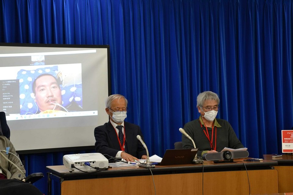 オンラインで参加し、意見を発表した恩田聖敬会長（左側の画面）＝１１日午後、厚生労働省