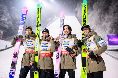 　ジャンプ男子のフライング世界選手権、団体で初優勝を果たし、笑顔の日本＝２５日、オーベルストドルフ（ゲッティ＝共同）