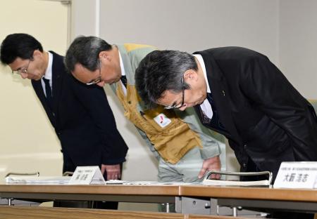 　静岡県御前崎市役所を訪れ、浜岡原発の耐震データ不正問題について謝罪する中部電力の林欣吾社長（右）＝１５日午前