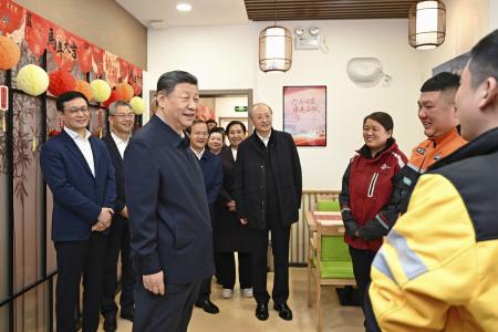 　宅配の配達員と面会する中国の習近平国家主席（左手前）＝１０日、北京（新華社＝共同）