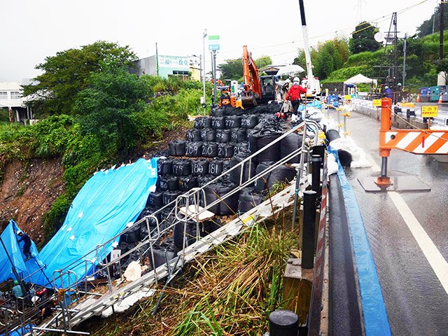 応急復旧工事が進む国道１９号＝２１日午後、中津川市落合