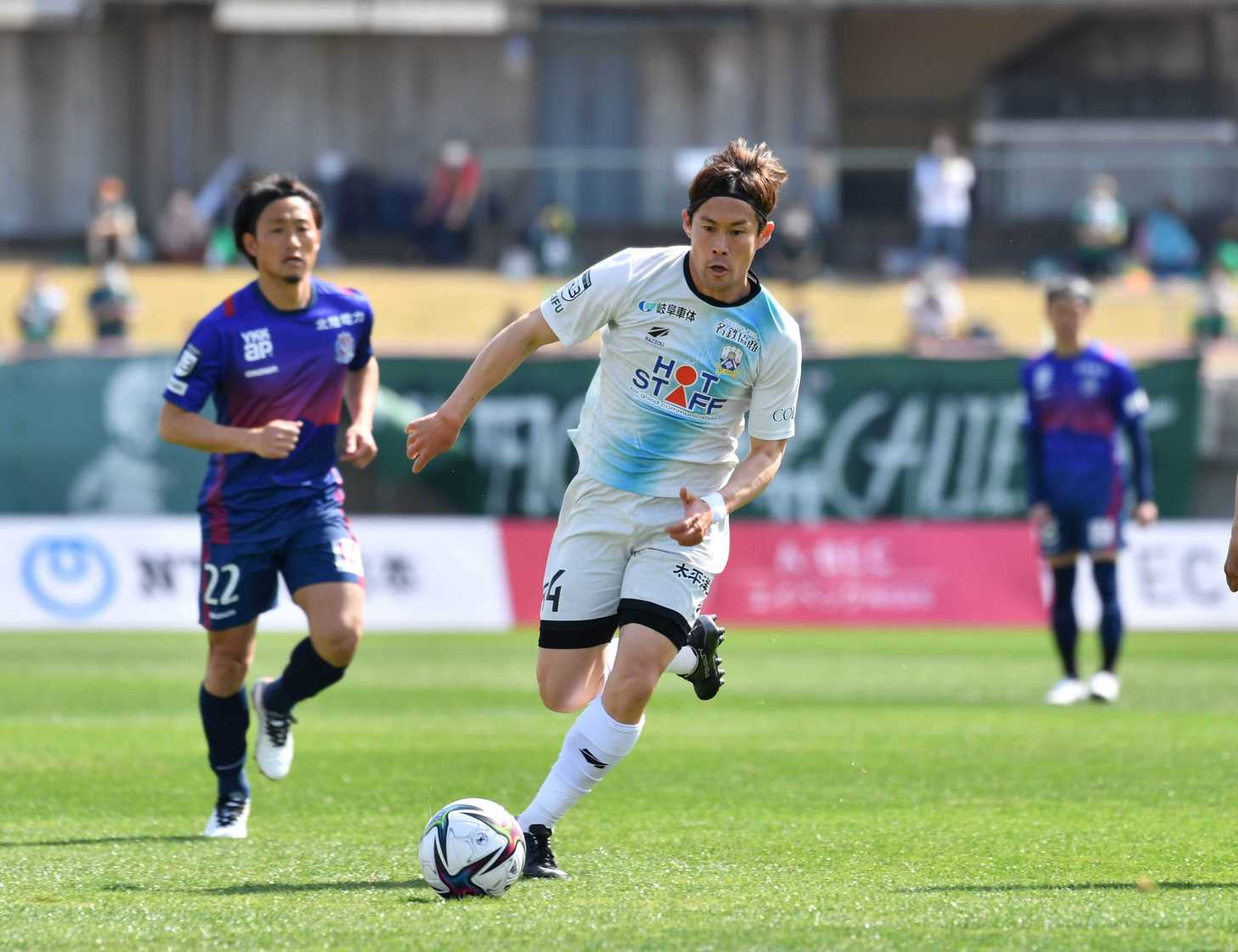 富山×ＦＣ岐阜＝前半、敵陣に攻め込むＦＣ岐阜のＦＷ菊池＝富山県総合運動公園陸上競技場