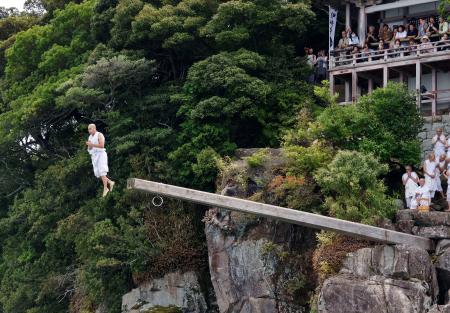 　「伊崎の棹飛び」で琵琶湖に飛び込む僧侶＝１日午後、滋賀県近江八幡市