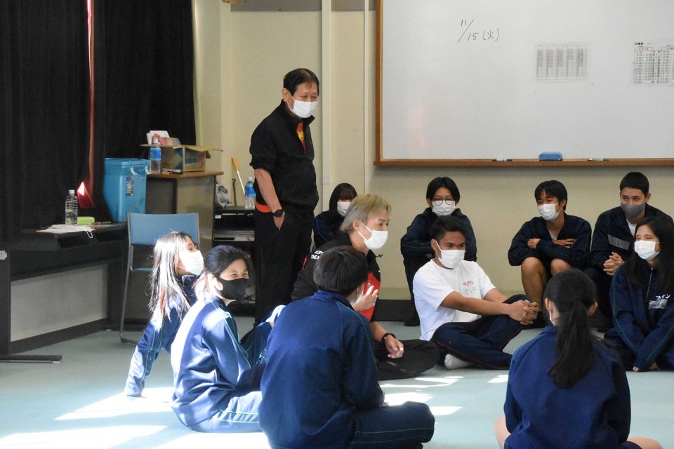 ゲームに取り組む生徒たちを見守る西川信廣さん（左）＝可児郡御嵩町御嵩、東濃高校