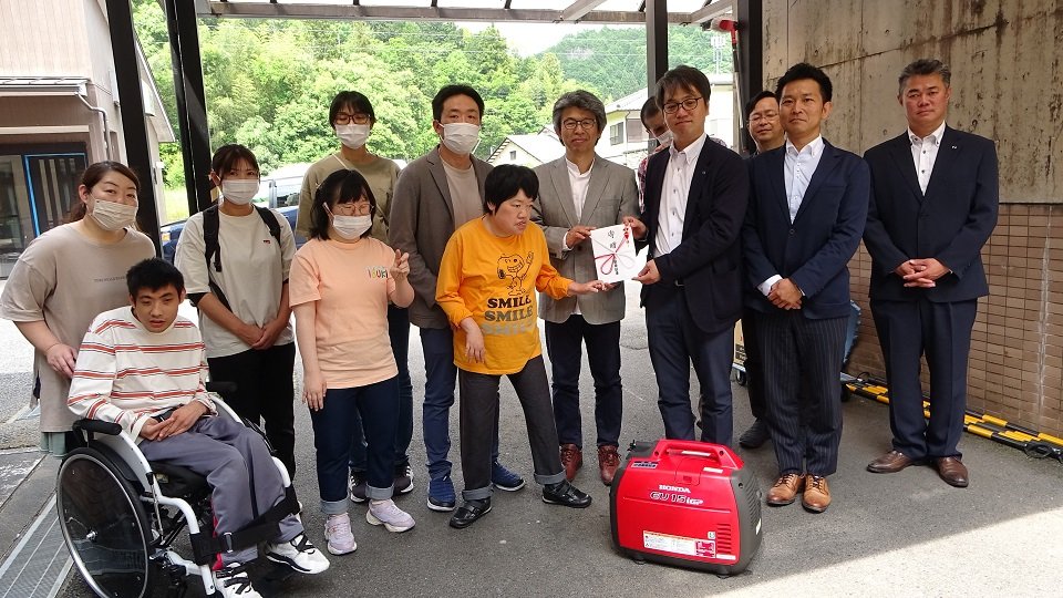 ＬＰガス自家発電機の贈呈式＝岐阜市出屋敷、第二いぶき