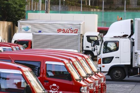 　郵便局に並ぶ車両＝５日、東京都港区