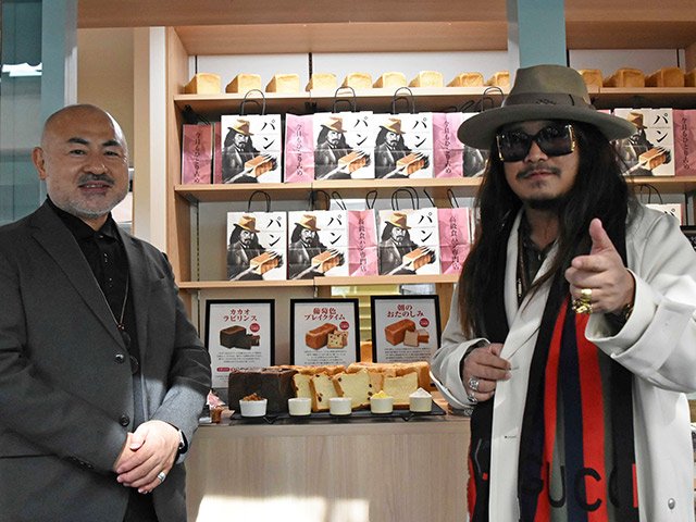 商品をＰＲする長屋榮一社長（左）と岸本拓也さん＝羽島市竹鼻町飯柄、今日もひとり占め岐阜羽島店