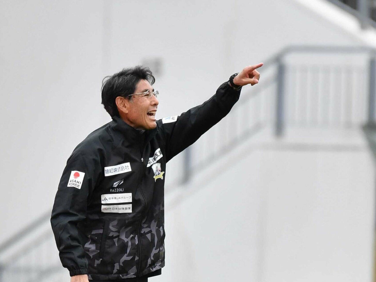 ＦＣ岐阜×北九州＝前半、ピッチ脇から大声で選手に指示を送るＦＣ岐阜の横山雄次監督＝長良川競技場