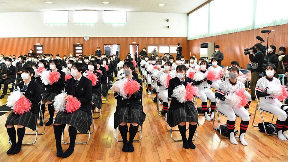 ポンポンを手に村瀬心椛選手の滑りにエールを送る同級生たち＝６日午前１１時１９分、本巣市仏生寺、岐阜第一高校