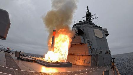 　米国沖の太平洋で２９日（現地時間２８日）、巡航ミサイル「トマホーク」を発射する海上自衛隊のイージス艦「ちょうかい」（防衛省提供）