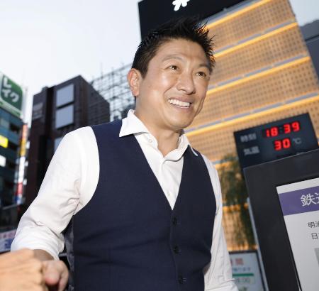 　参政党の神谷代表＝３日、東京・新橋