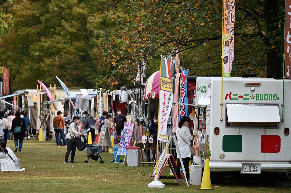 キッチンカーが並ぶグルメエリア＝２２日午後、各務原市那加門前町、市民公園