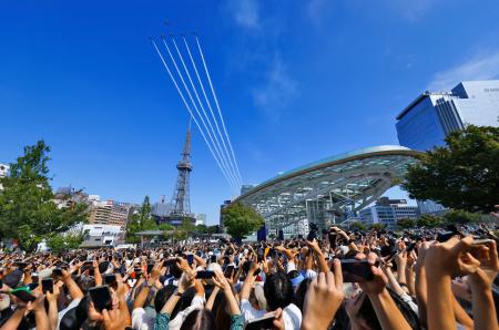 　愛知・名古屋アジア大会を記念し、名古屋市上空を飛行する航空自衛隊の「ブルーインパルス」＝１９日午前