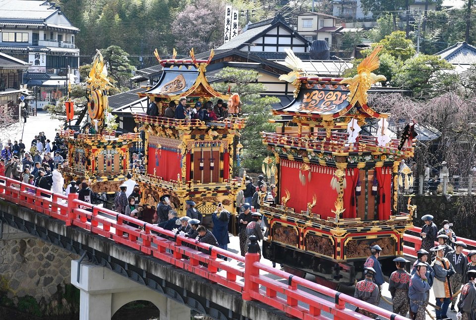 春の高山祭が開幕。中橋を渡って御旅所へ向かう祭り屋台＝１４日午前９時、岐阜県高山市（撮影・坂井萌香）