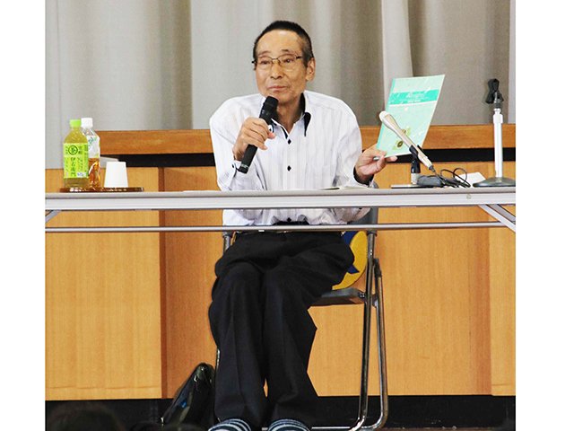 児童に命の大切さを伝える大河内祥晴さん＝岐阜市長良真生町、長良東小学校