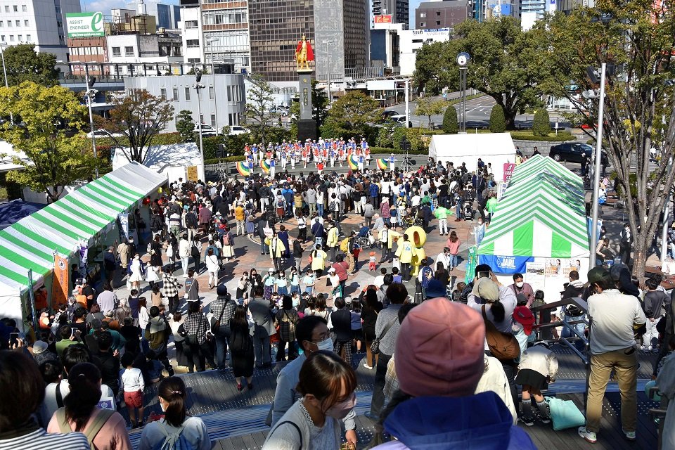 多くの観光客が詰めかけた「ぎふ信長駅前楽市」の会場＝５日午前、岐阜市橋本町、ＪＲ岐阜駅北口信長ゆめ広場