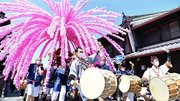 ３年ぶりにうだつの上がる町並みを威勢良く練り歩く花みこし＝３日午前１０時４１分、美濃市泉町