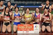 　女子七種競技を終え、写真に納まる田中友梨（前列中央）ら＝ヒマラヤスタジアム岐阜