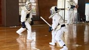 試合形式での逮捕術の練習に励む特練員＝岐阜中署