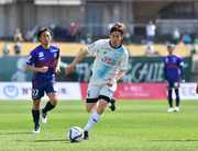 富山×ＦＣ岐阜＝前半、敵陣に攻め込むＦＣ岐阜のＦＷ菊池＝富山県総合運動公園陸上競技場