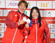 ＢＭＸフリースタイルでそろって銀メダルを獲得し、笑顔を見せる小沢楓（左）、美晴きょうだい＝２７日午後２時４３分、愛知県常滑市、愛知県国際展示場（撮影・山田雄大）