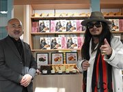 商品をＰＲする長屋榮一社長（左）と岸本拓也さん＝羽島市竹鼻町飯柄、今日もひとり占め岐阜羽島店
