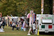 キッチンカーが並ぶグルメエリア＝２２日午後、各務原市那加門前町、市民公園