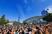 　愛知・名古屋アジア大会を記念し、名古屋市上空を飛行する航空自衛隊の「ブルーインパルス」＝１９日午前