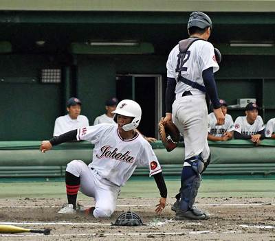 岐阜城北×土岐商＝１回岐阜城北１死一、三塁、太田陽民の三ゴロの間に先制のホームを踏む三走長江航佑＝長良川