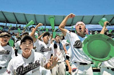 はちまきを巻き白熱した応援を繰り広げる新野和斗さんら