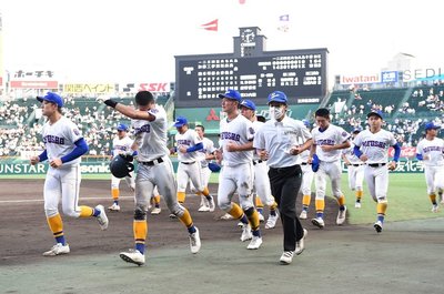 初戦で兵庫県代表の社に敗れ、ベンチに引き上げる県岐阜商ナイン＝９日午後６時１２分、兵庫県西宮市、阪神甲子園球場