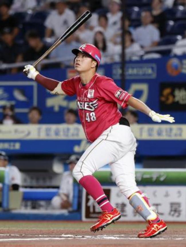 　１０回楽天１死満塁、代打渡辺佳が決勝の左犠飛を放つ＝ＺＯＺＯマリン