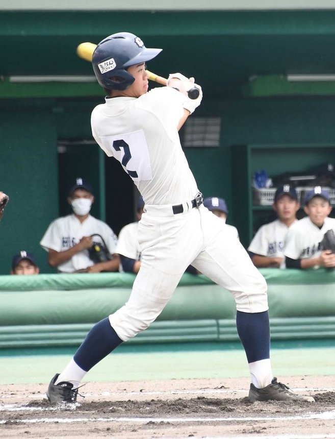 飛騨神岡×岐阜東＝１回裏岐阜東、左越えソロを放つ内田＝長良川